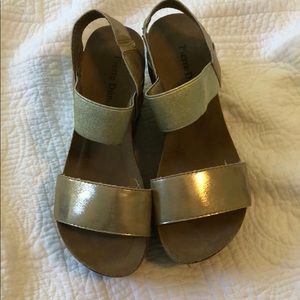Pierre Dumas Wedges, gold.  Size 6